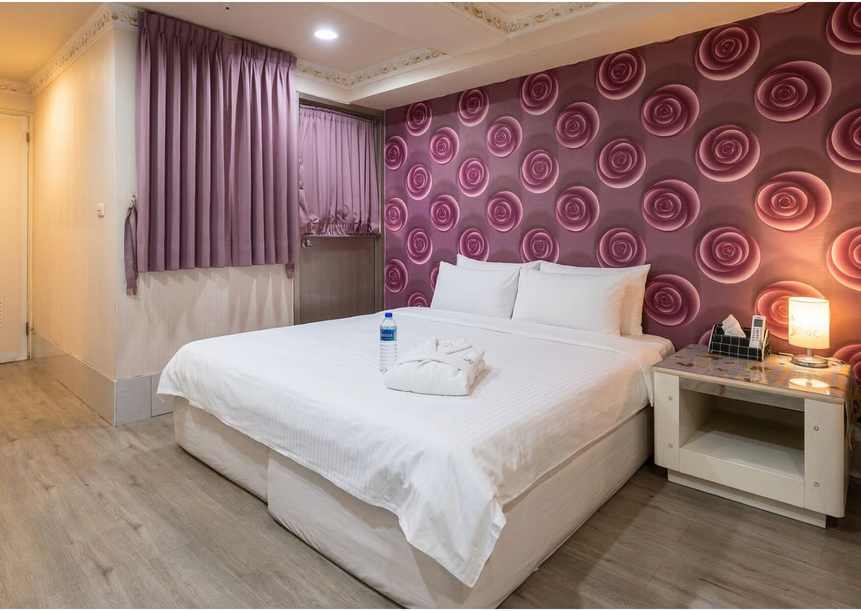 Escritorio, espacio para trabajar con laptop y cortinas blackout 