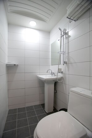 Tomannsrom | Bad | Dusj, hårføner, tøfler og håndklær
