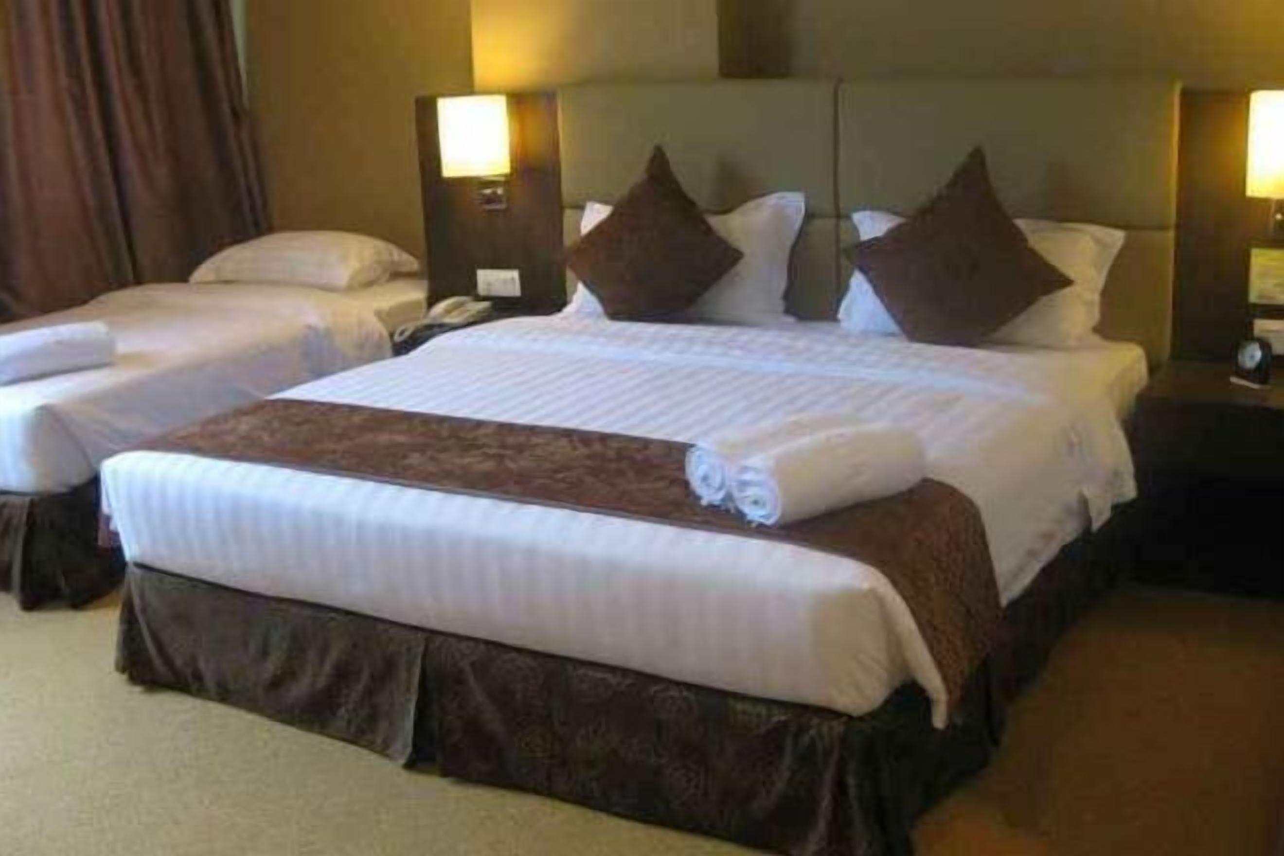 Minibar, coffres-forts dans les chambres, bureau, rideaux occultants