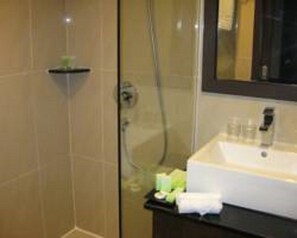 Superior-Zimmer, 1 King-Bett, Nichtraucher | Badezimmer | Dusche, kostenlose Toilettenartikel, Haartrockner, Hausschuhe