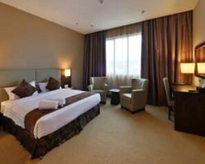 Minibar, in-room safe, desk, blackout curtains - Lintas View Hotel (Kota Kinabalu)