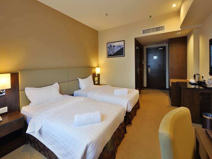 Premier Room, 2 Twin Beds, Non Smoking, City View | Minibar, in-room safe, desk, blackout drapes