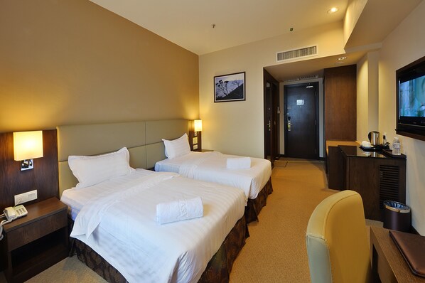 Premier Room, 2 Twin Beds, Non Smoking, City View | Minibar, in-room safe, desk, blackout drapes