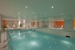 Una piscina cubierta