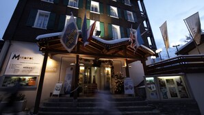 施設の正面 (日没後)