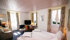 Classic Double Room (Panorama) | In-room safe, desk, free WiFi - Hotel Metropol Saas-Fee (Saas-Fee)