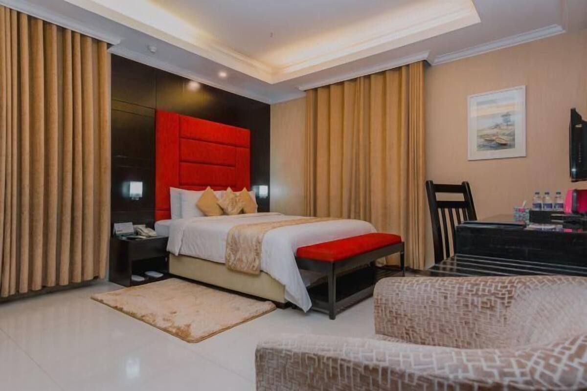 Bộ đồ giường kháng dị ứng, chăn bông, nệm có lớp đệm bông, minibar 
