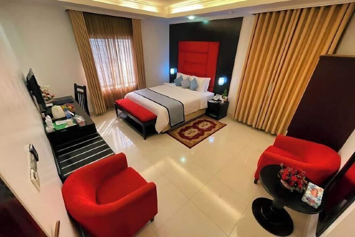 Hypo-allergenic bedding, down comforters, pillowtop beds, minibar