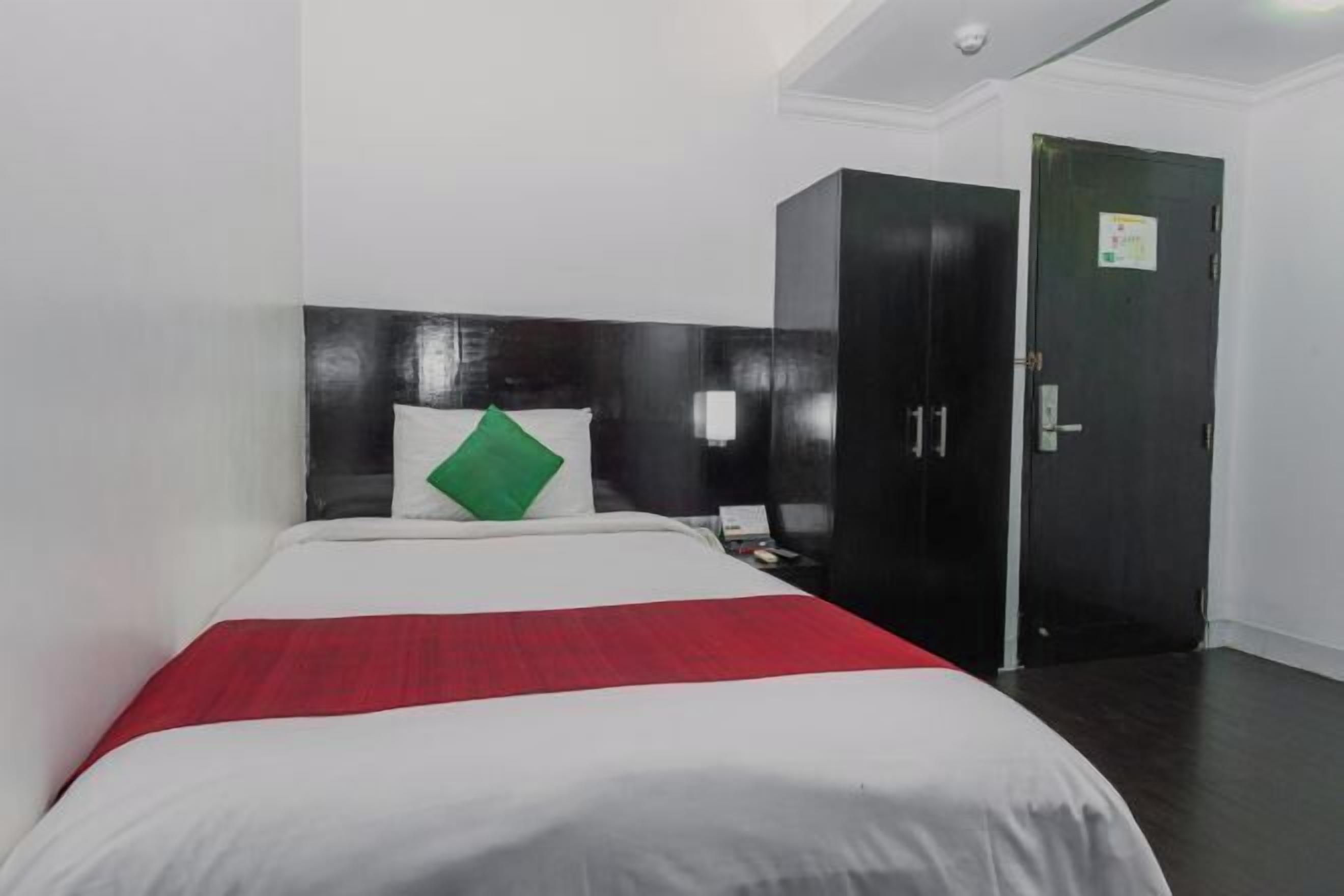 Hypo-allergenic bedding, down comforters, pillowtop beds, minibar