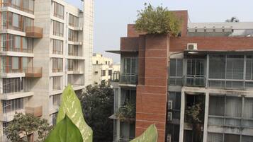 Un edificio residencial de varios pisos con balcones, ventanas grandes y fachada de ladrillo.