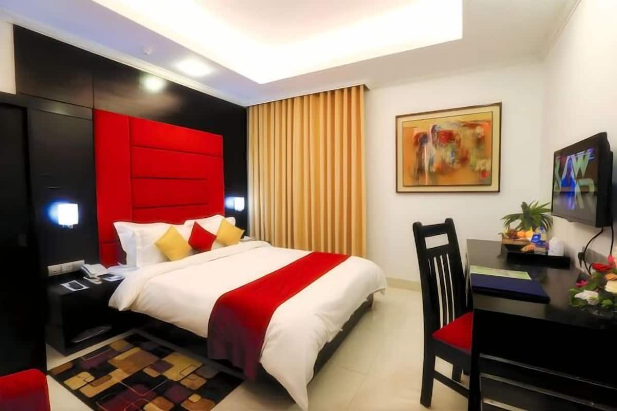 Hypo-allergenic bedding, down comforters, pillowtop beds, minibar