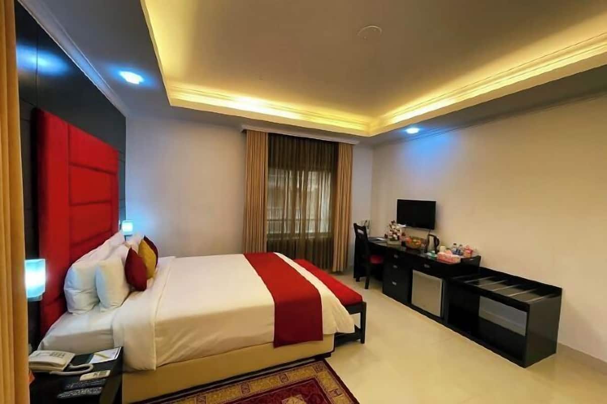 Hypo-allergenic bedding, down comforters, pillowtop beds, minibar