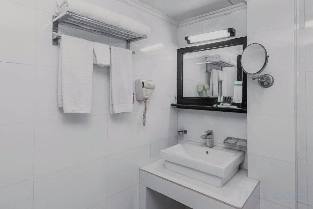 Bathroom | Combined shower/tub, jetted tub, designer toiletries, hair dryer