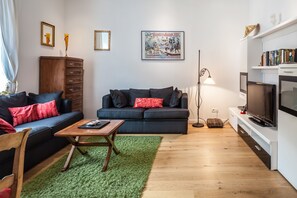 Leilighet – deluxe, 2 soverom, mellometasje | Oppholdsområde | En 60-tommers smart-TV med kabel-kanaler samt TV og Netflix