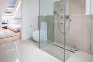 Cobertura premium, 2 quartos, banheira de hidromassagem, vista para o vale | Lençóis italianos Frette, roupas de cama premium, edredons de pluma