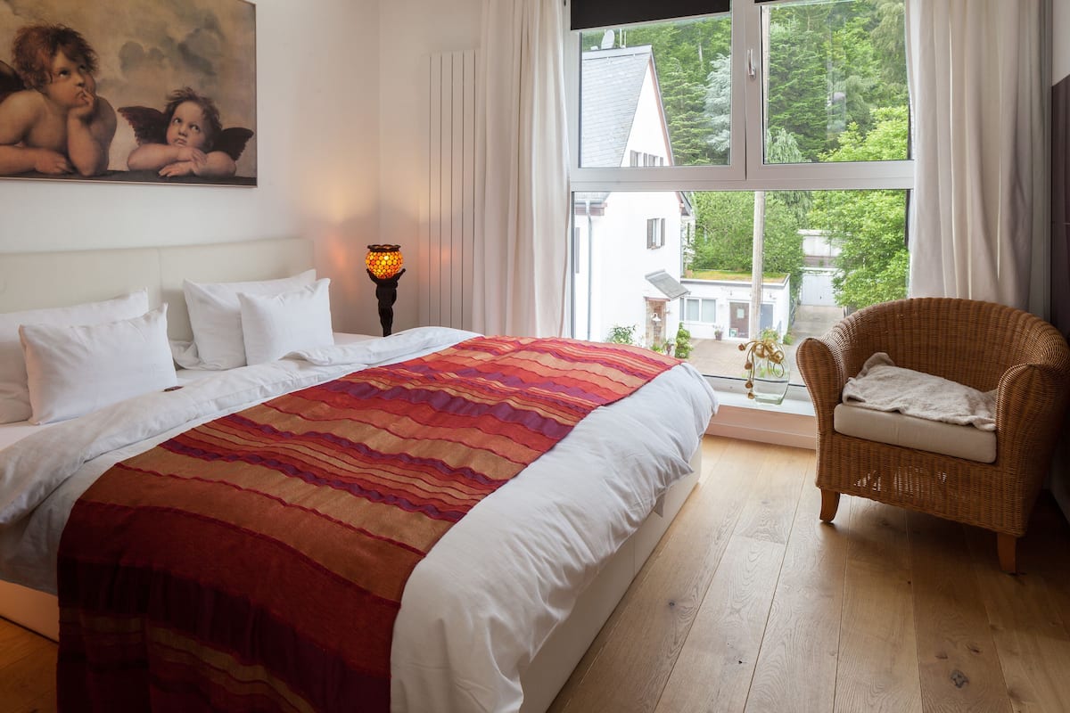Comfort maisonnette, 1 slaapkamer, balkon, uitzicht op tuin | Italiaanse Frette-lakens, luxe beddengoed, donzen dekbedden