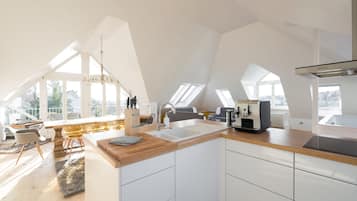 Deluxe-Villa | Wohnbereich | 60-Zoll-Smart-TV mit Kabelempfang, Fernseher, Netflix