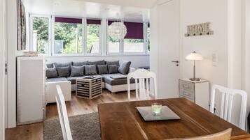 Premium-Penthouse, 2 Schlafzimmer, Whirlpool, Talblick | Wohnbereich | 60-Zoll-Smart-TV mit Kabelempfang, Fernseher, Netflix