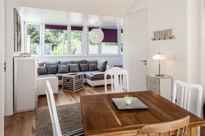 Premium Penthouse, 2 Bedrooms, Jetted Tub, Valley View | Living area