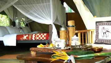 Luxury Tent, River View | Living area
