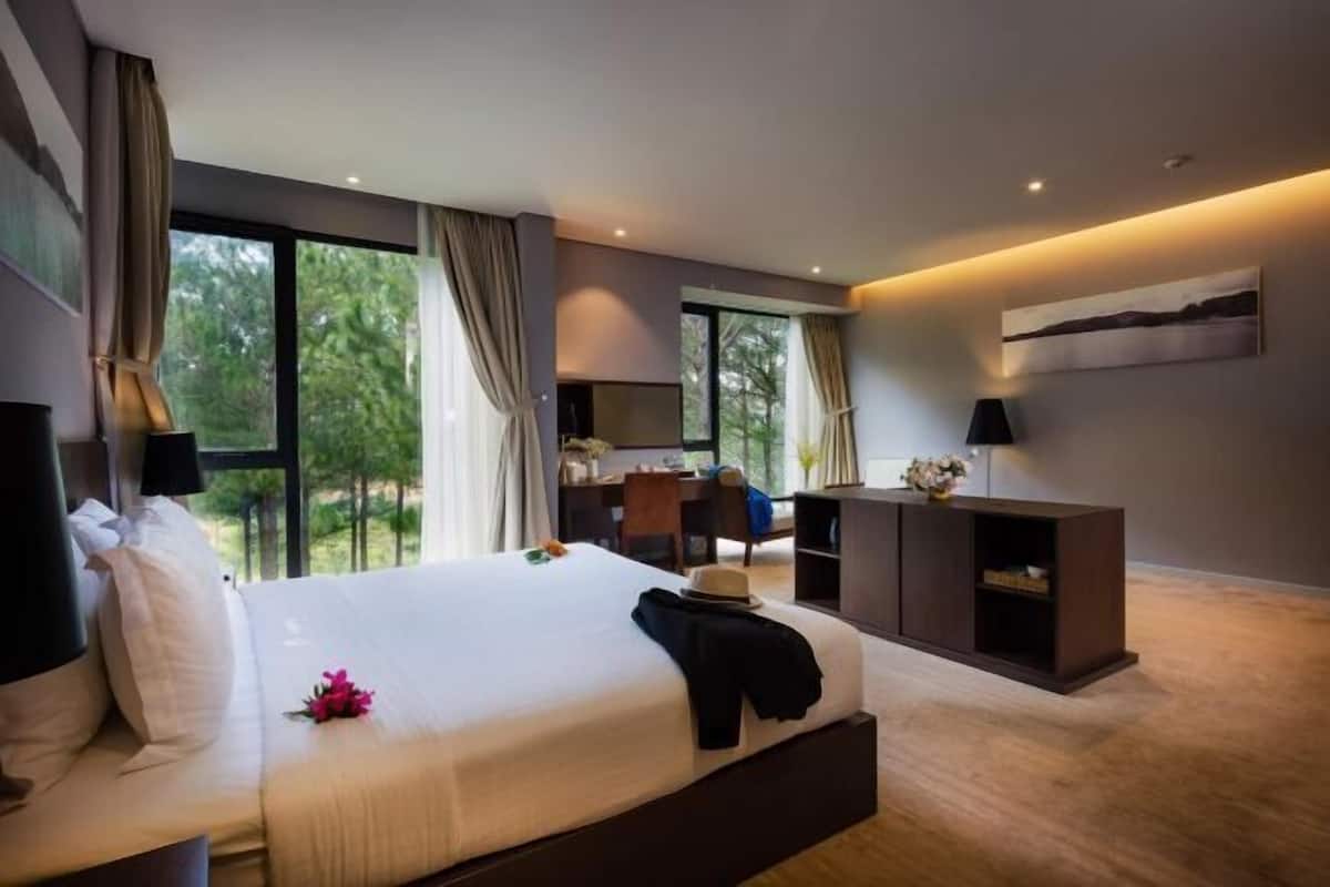 3 bedrooms, premium bedding, minibar, in-room safe