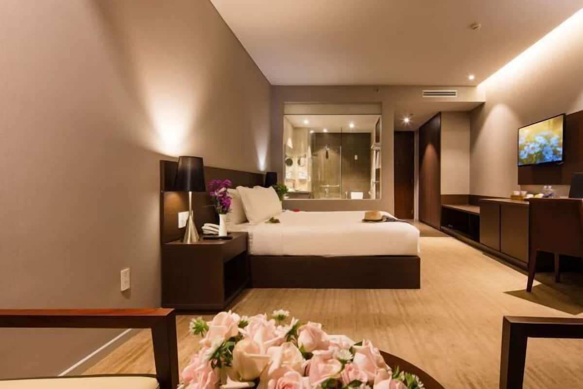 3 bedrooms, premium bedding, minibar, in-room safe