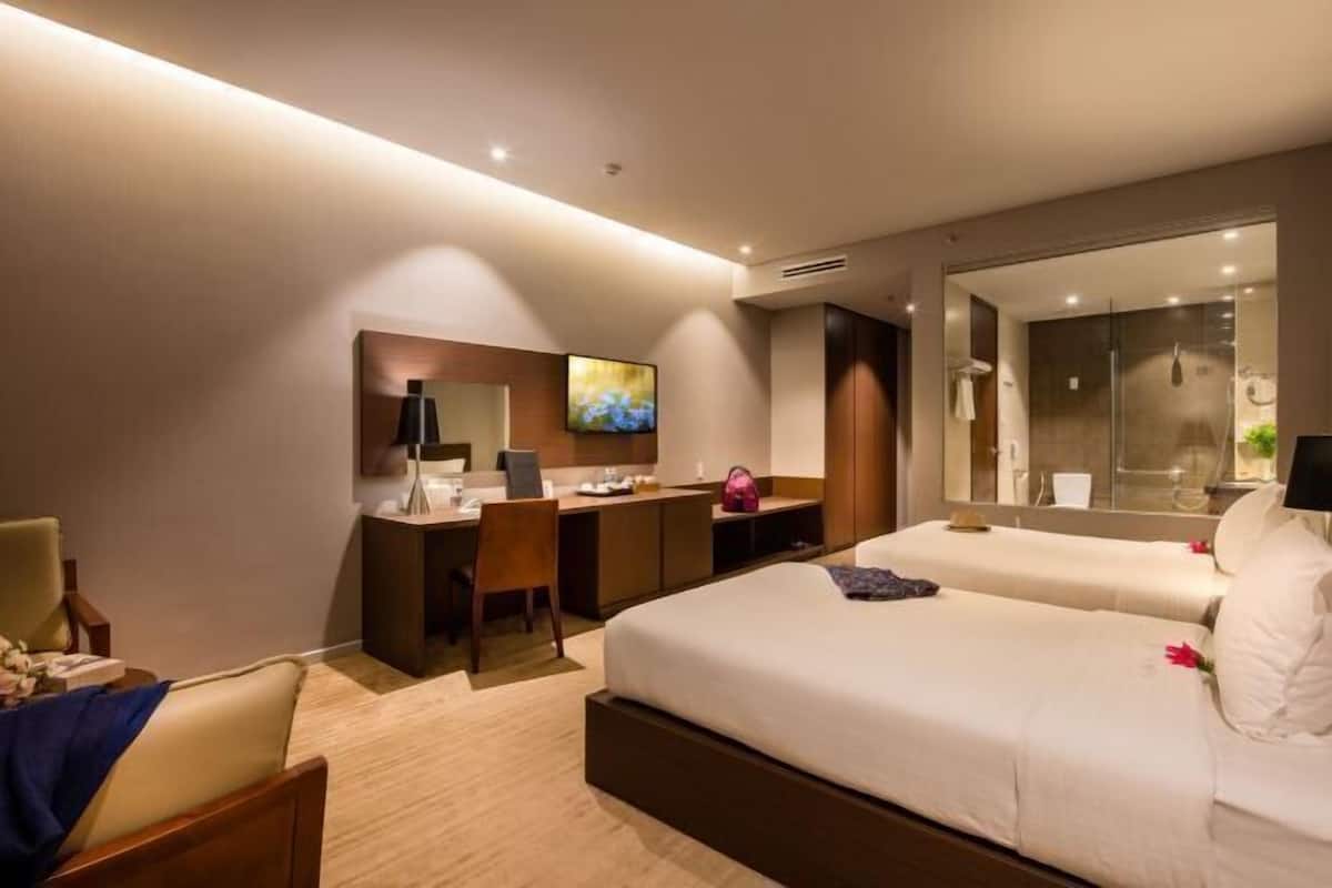 3 bedrooms, premium bedding, minibar, in-room safe
