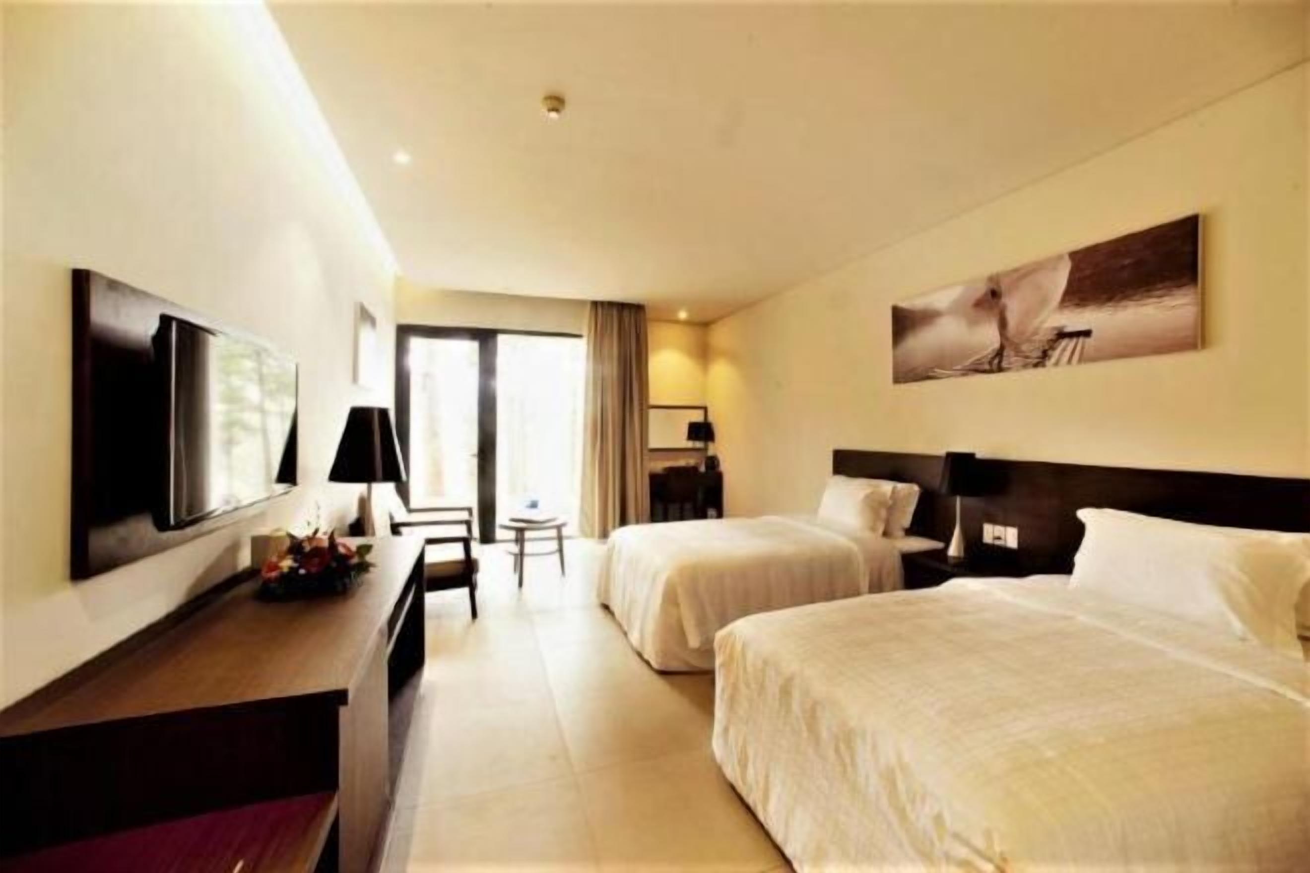 3 bedrooms, premium bedding, minibar, in-room safe