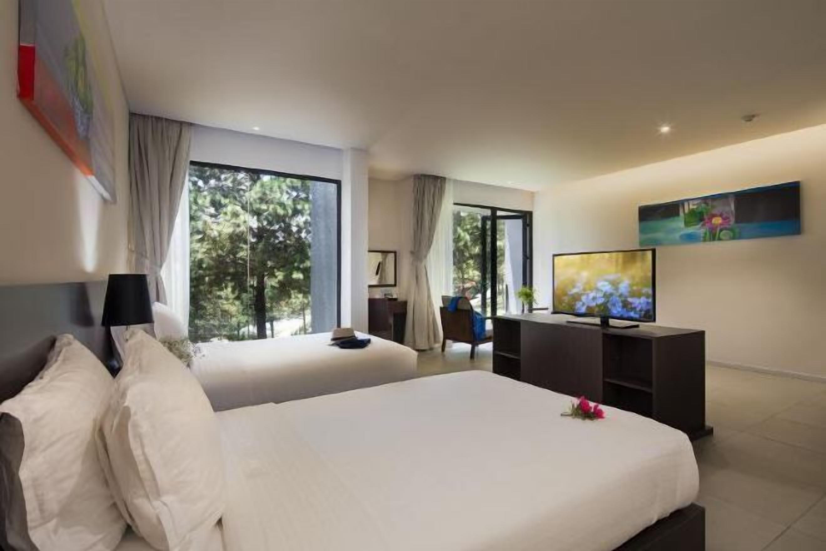 3 bedrooms, premium bedding, minibar, in-room safe