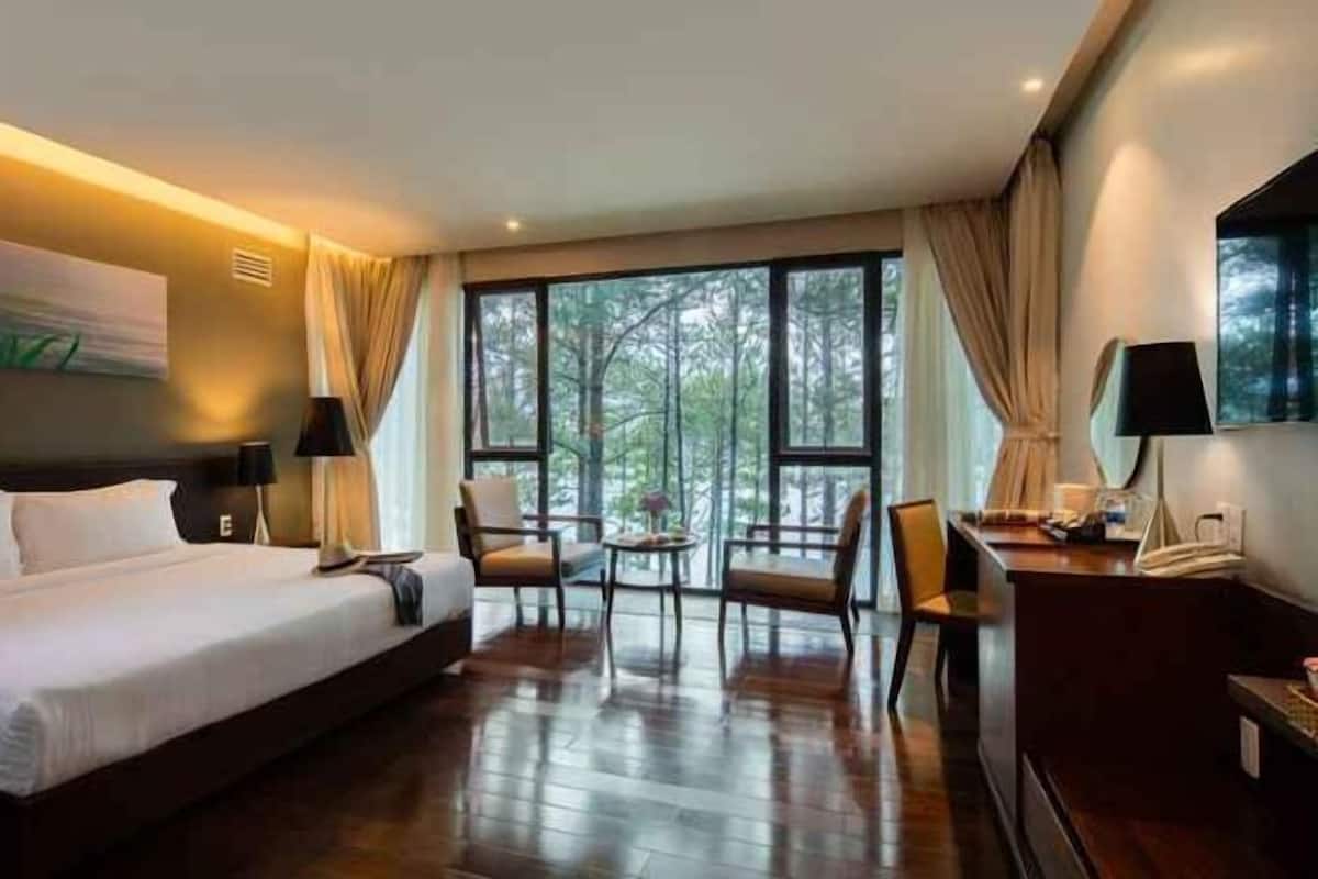 3 bedrooms, premium bedding, minibar, in-room safe