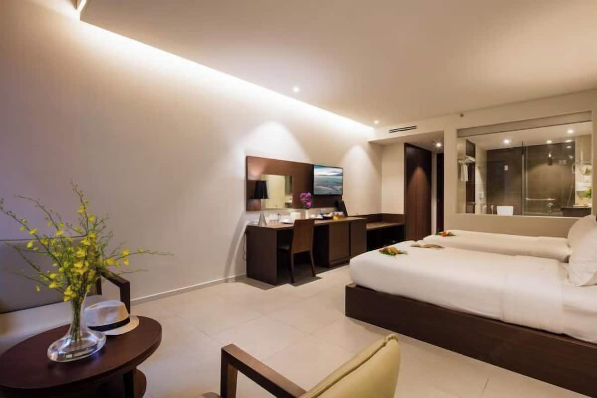 3 bedrooms, premium bedding, minibar, in-room safe