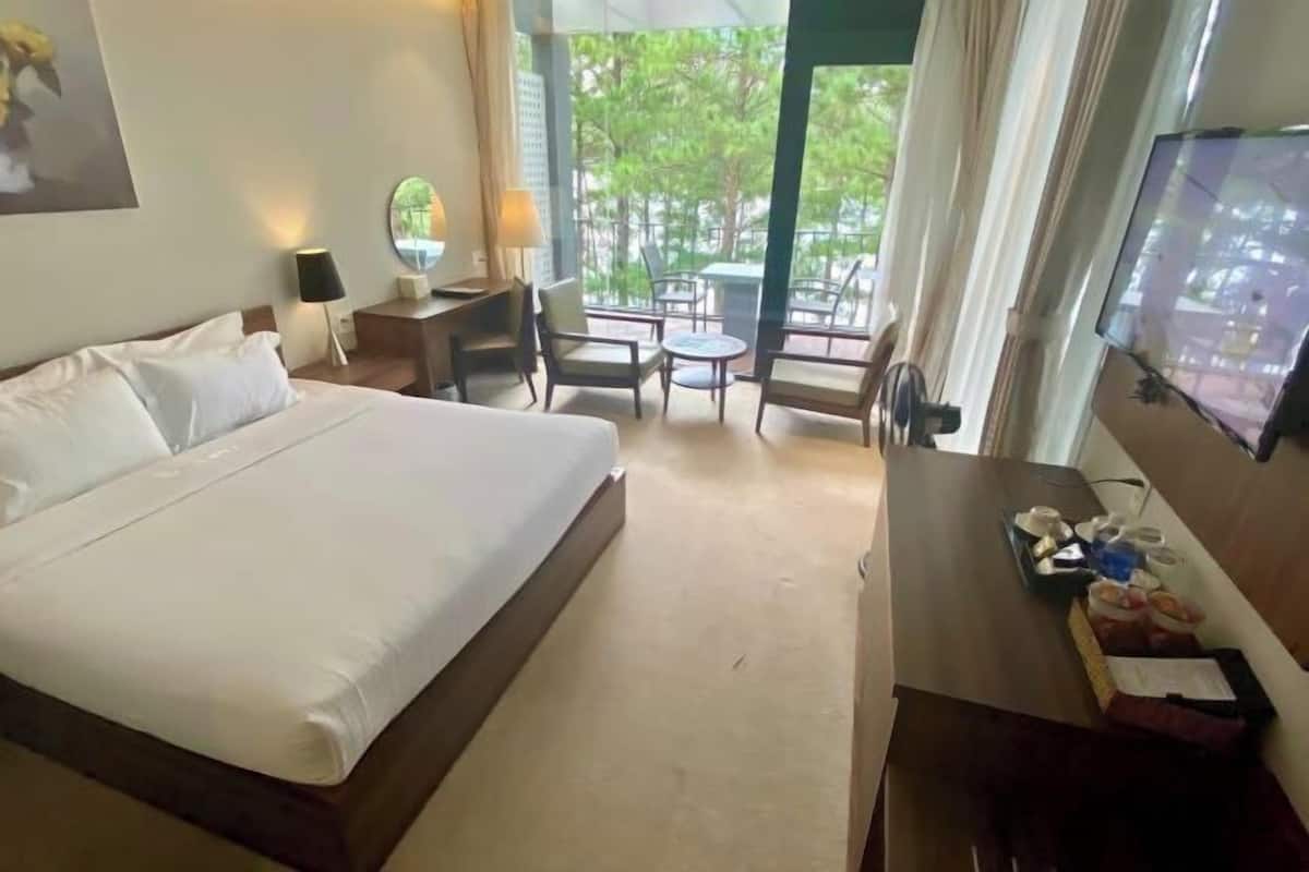3 bedrooms, premium bedding, minibar, in-room safe