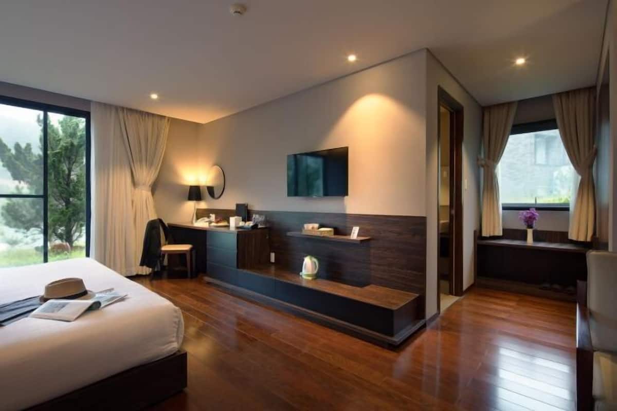 3 bedrooms, premium bedding, minibar, in-room safe