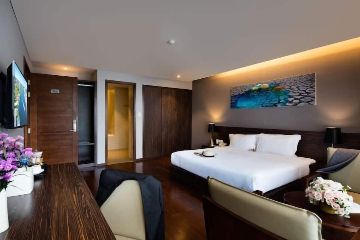 3 bedrooms, premium bedding, minibar, in-room safe