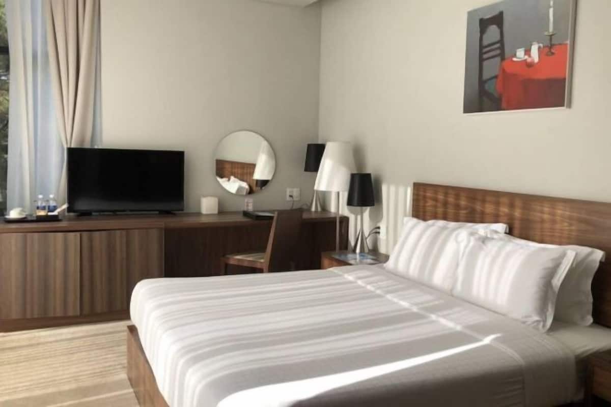 3 bedrooms, premium bedding, minibar, in-room safe