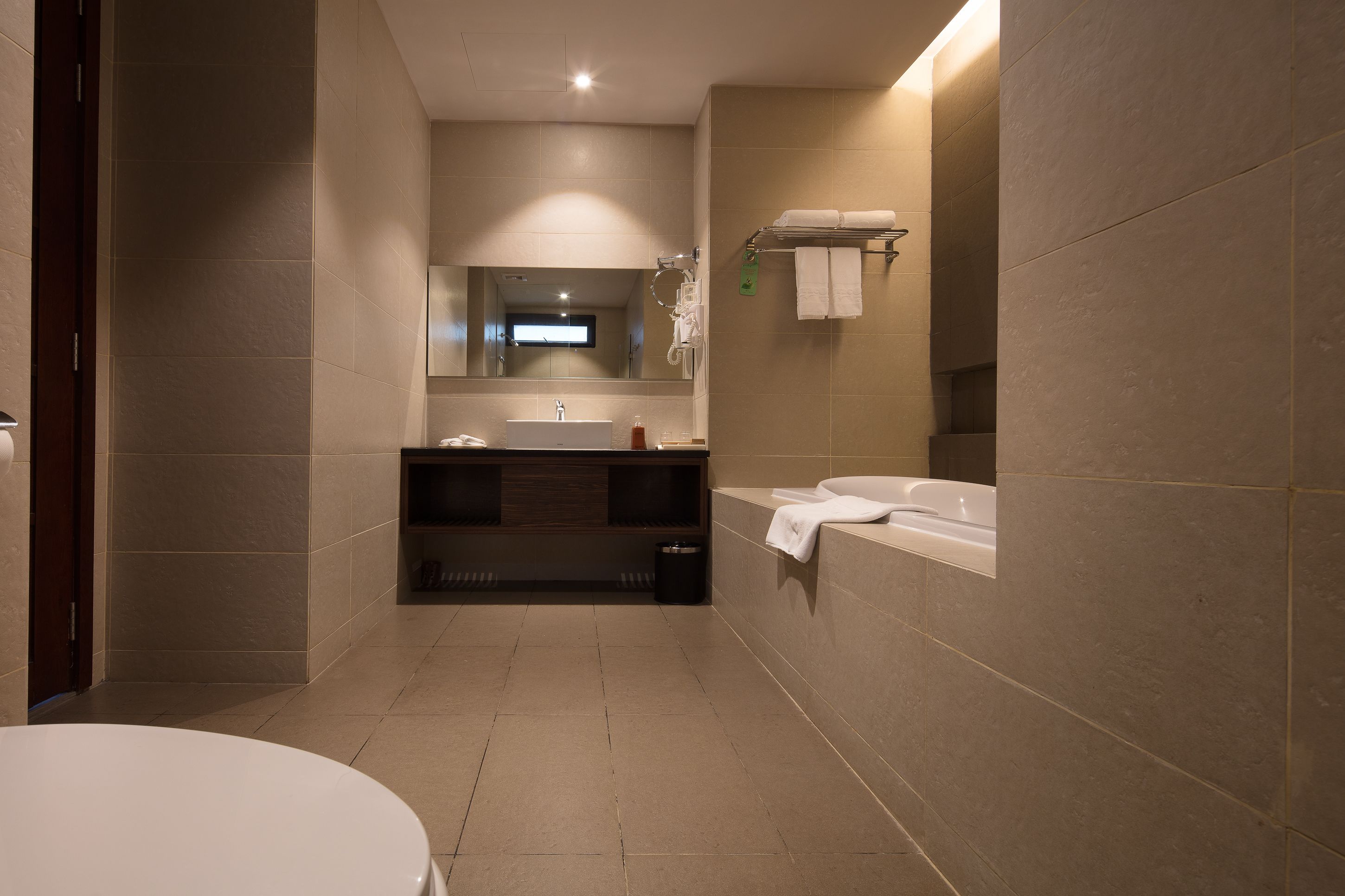 Un baño moderno con inodoro, lavamanos y bañera.