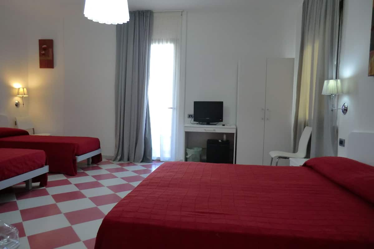 Quadruple Room, Ensuite, Garden View | 1 bilik tidur, peralatan tempat tidur premium, gebar bulu kapas
