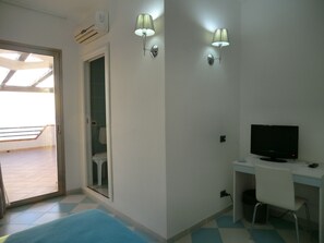 Panoramic-Doppelzimmer, 1 Schlafzimmer, mit Bad, Meerblick | 1 Schlafzimmer, hochwertige Bettwaren, Daunenbettdecken, Minibar
