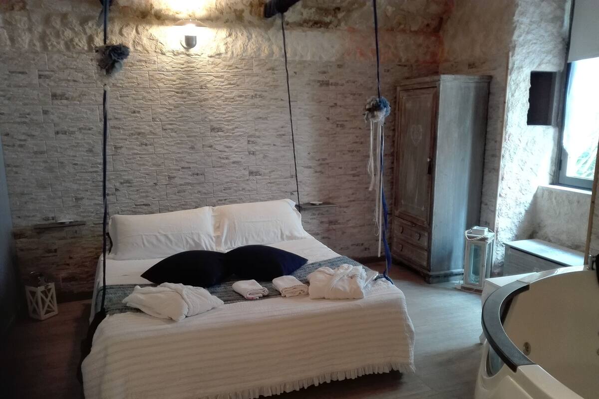 أغطية فراش متميزة وألحفة محشوة بالريش وأسرّة بإسفنج يتكيف مع شكل الجسم