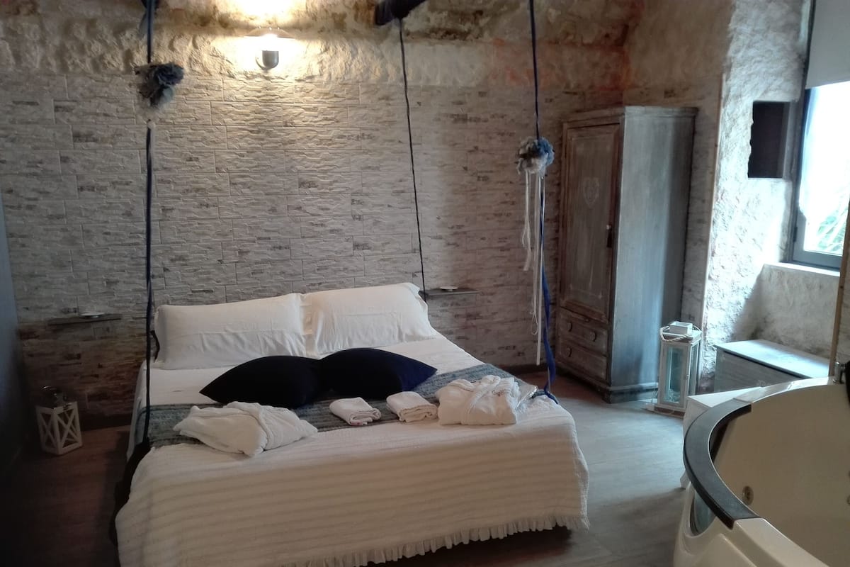 Honeymoon Suite, 1 Bedroom, Jetted Tub, Ground Floor | Premium bedding, down duvets, memory-foam beds, minibar