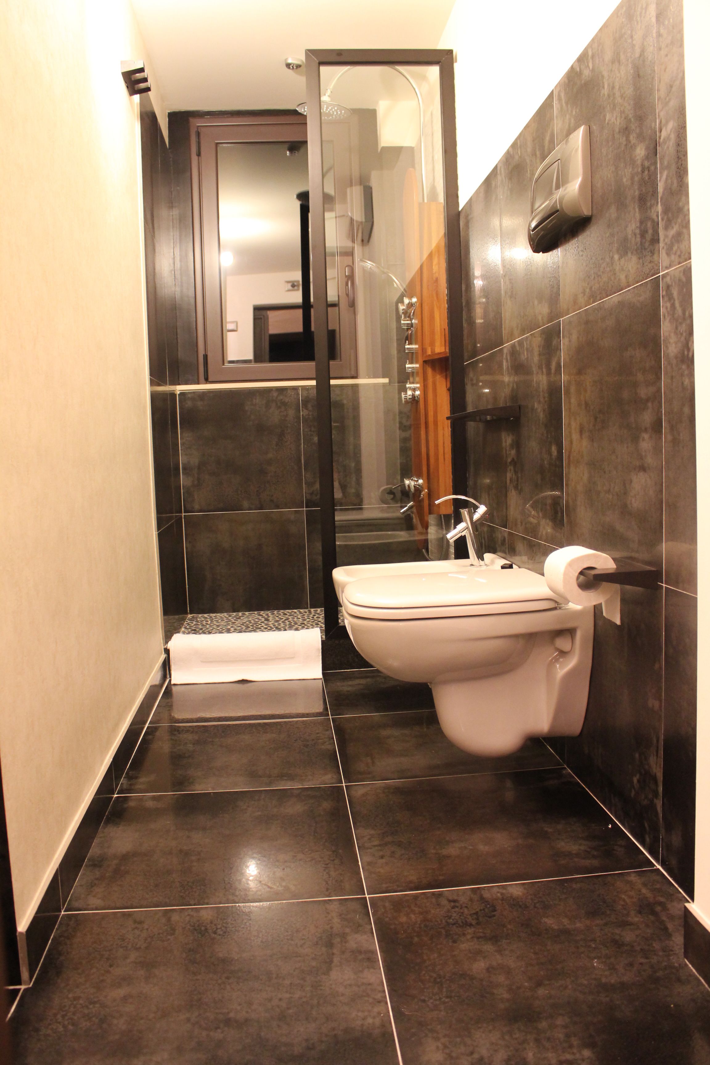 Suite panoramica, 1 camera da letto, bagno privato, vista collina | Bagno | Doccia, set di cortesia firmato, asciugacapelli, bidet