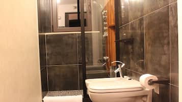 Panoramic-Suite, 1 Schlafzimmer, eigenes Bad, Hügelblick | Badezimmer | Dusche, Designer-Toilettenartikel, Haartrockner, Bidet