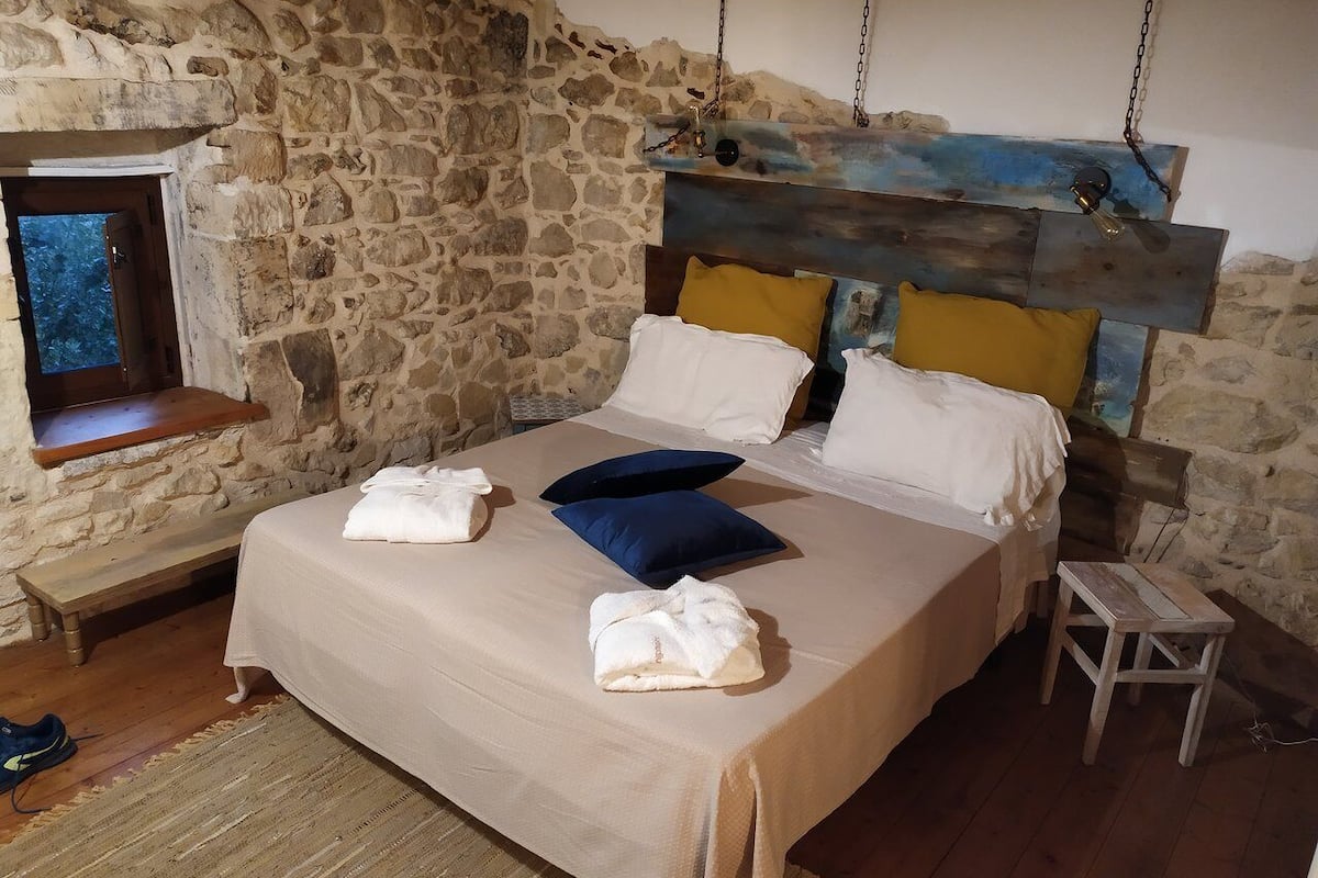 Traditional House, 1 King Bed, Hot Tub, Hill View | Premium bedding, down duvets, memory-foam beds, minibar