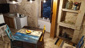 Maison Traditionnelle, 1 trÚs grand lit, bain à remous, vue colline | Salle de séjour | Télévision LED