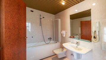 Standard Triple Room | Bathroom | Free toiletries, hair dryer, bidet, towels