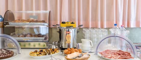 TĂ€gliches inbegriffenes FrĂŒhstĂŒcksbuffet