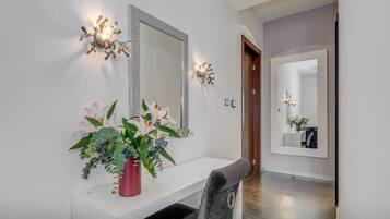 Deluxe Double Room & Extra Sofa Bed, City View | Roupas de cama premium, camas Select Comfort, cofres nos quartos