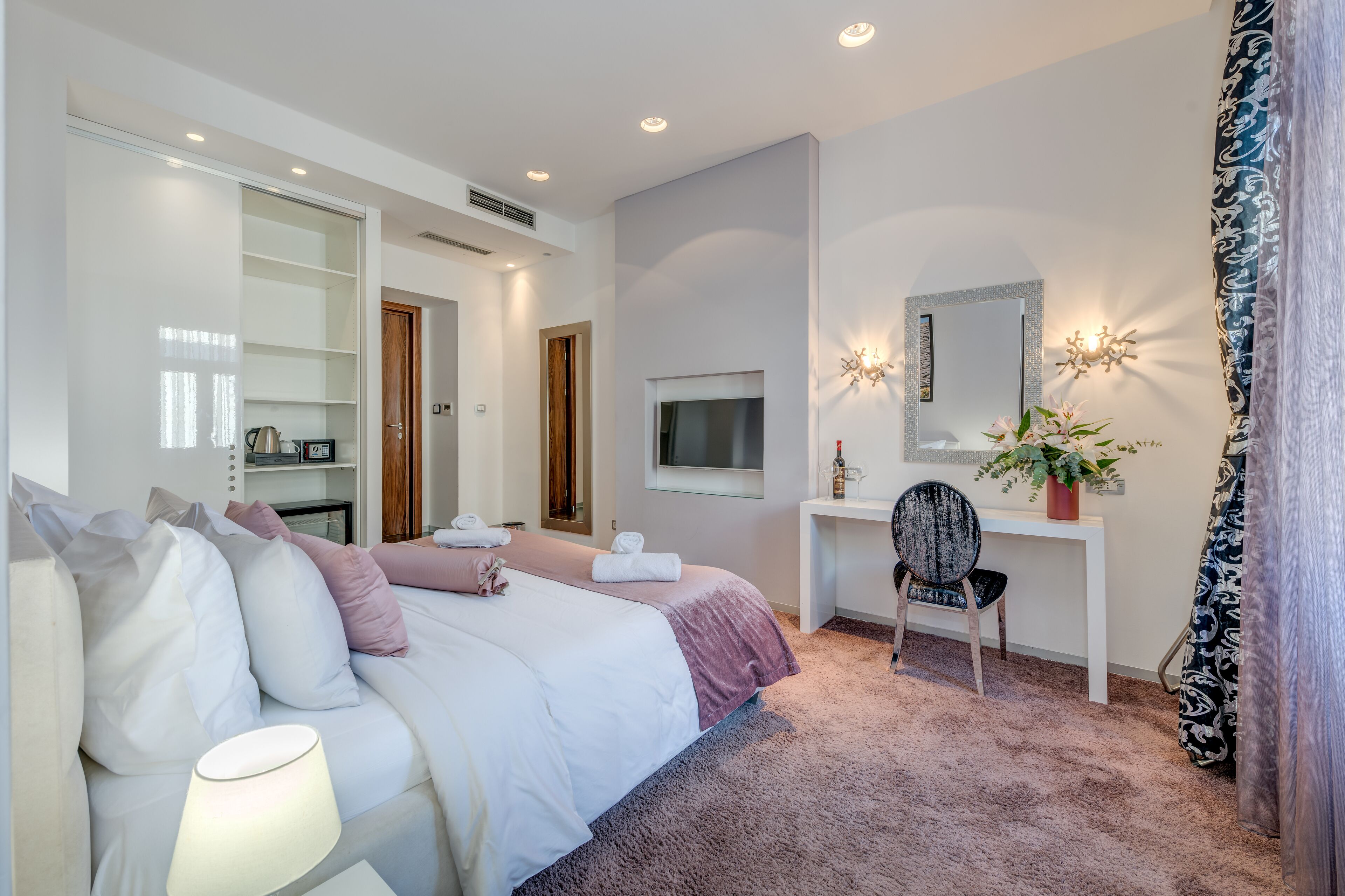 Deluxe Double Room with City View | 高級寢具、Select Comfort 床墊、房內夾萬、獨特設計