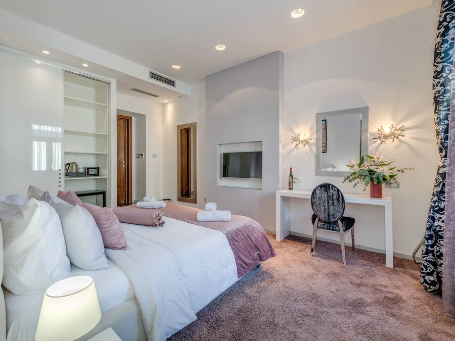 Deluxe Double Room with City View | Roupas de cama premium, camas Select Comfort, cofres nos quartos