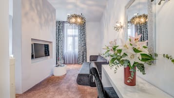 Deluxe Double Room & Extra Sofa Bed, City View | Roupas de cama premium, camas Select Comfort, cofres nos quartos